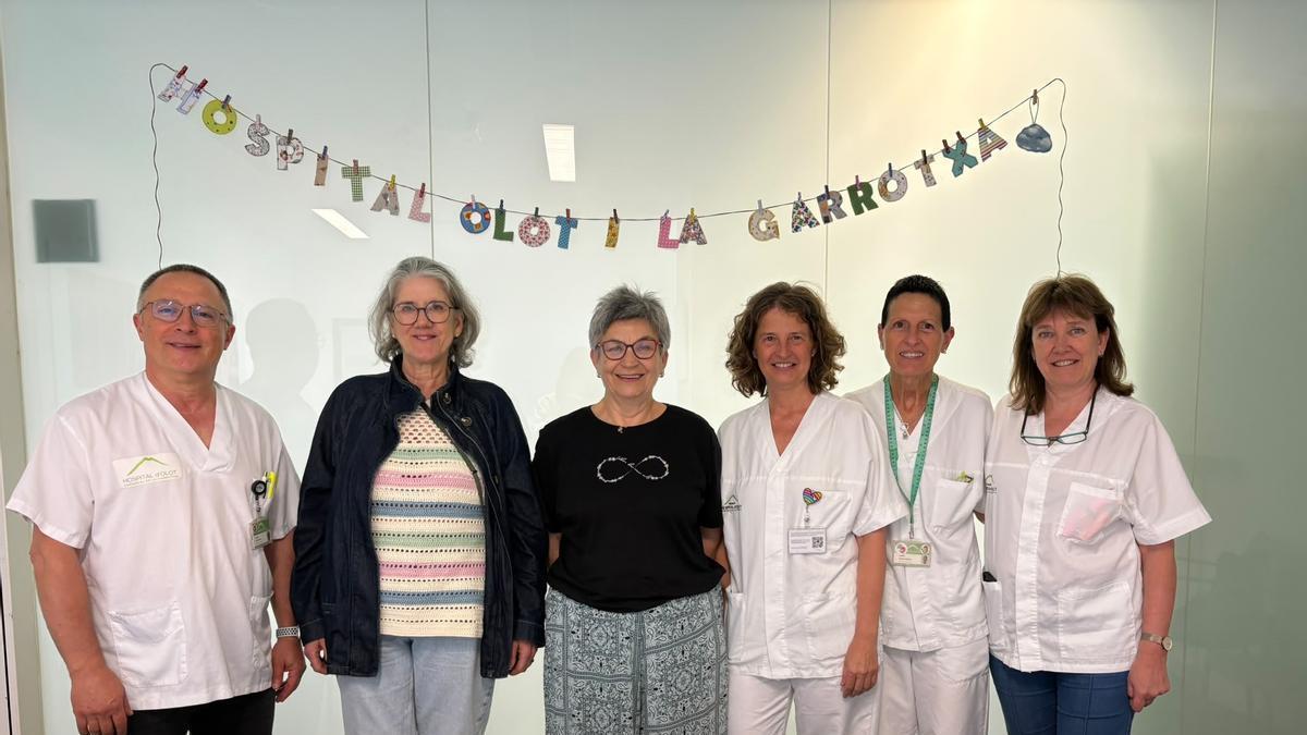 Membres de la iniciativa amb algunes mostres de les lletres.