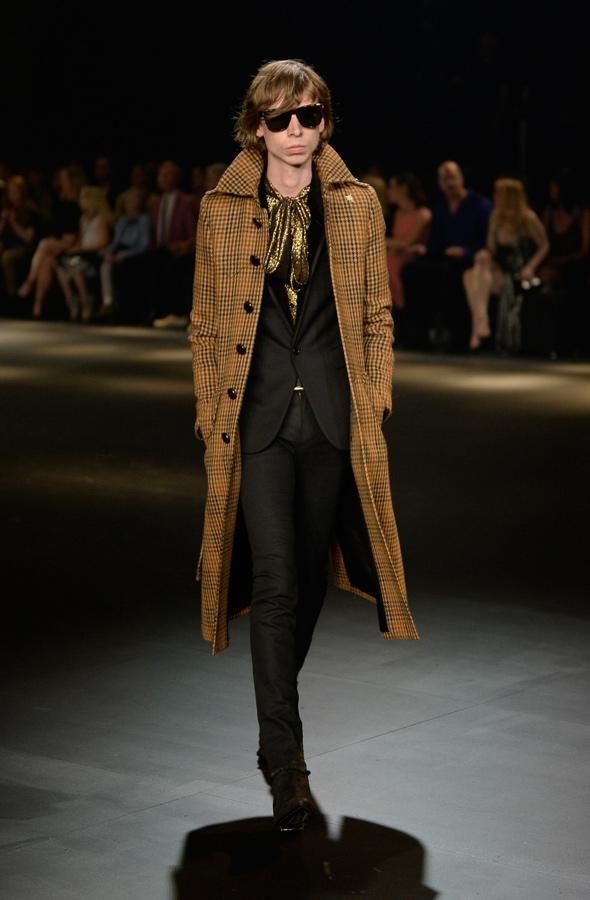 Saint Laurent Otoño-Invierno 2016/2017: trench a cuadros y lazo dorado al cuello.