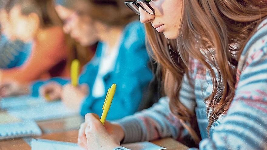 ¿Cómo puede mejorar Asturias el nivel de lectura de sus estudiantes tras el alarmante informe PISA? Bibliotecas escolares, docentes motivados...