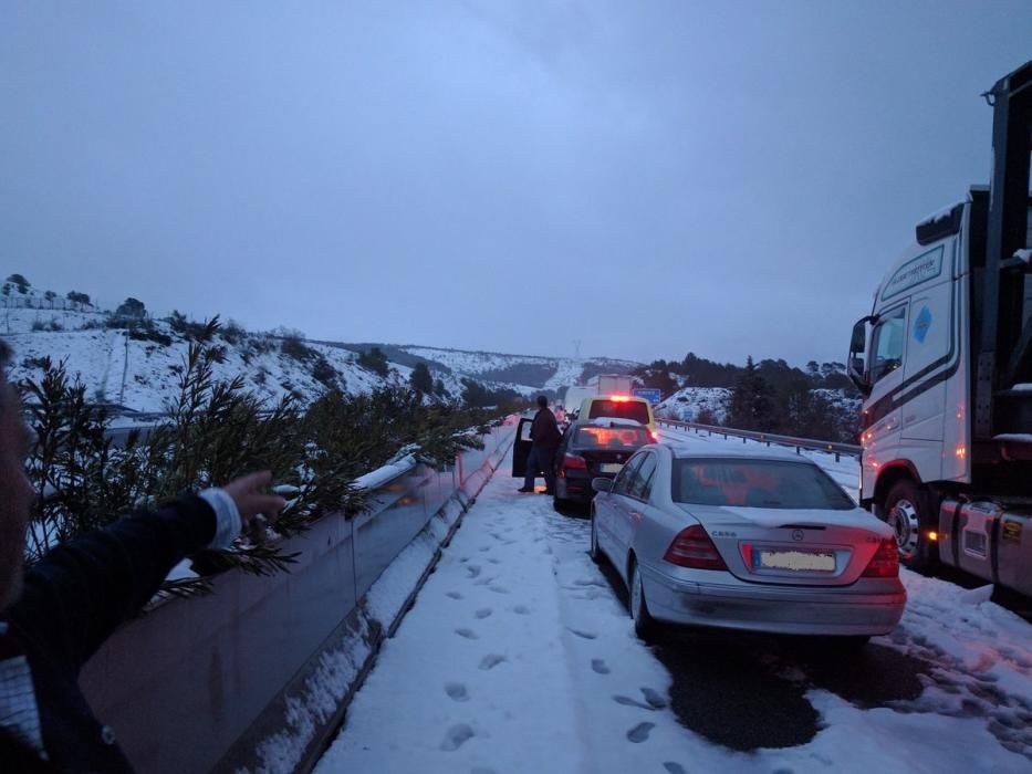 Coches atrapados por la nieve en la A-3, esta mañana.