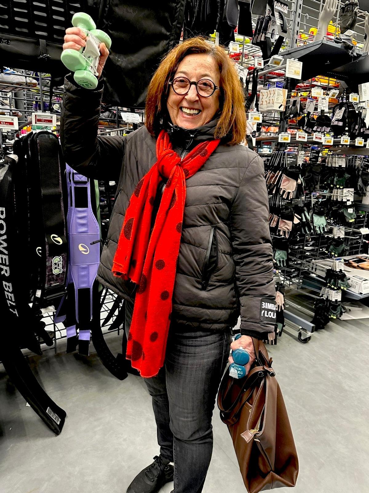 La naviega María Antonia Fernández, con las pesas que buscaba.