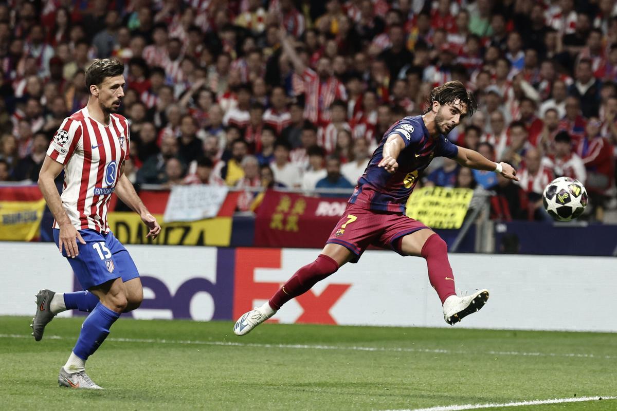 Ferrán Torres remata ante Lenglet, en la jugada del segundo gol azulgrana ante el Atlético