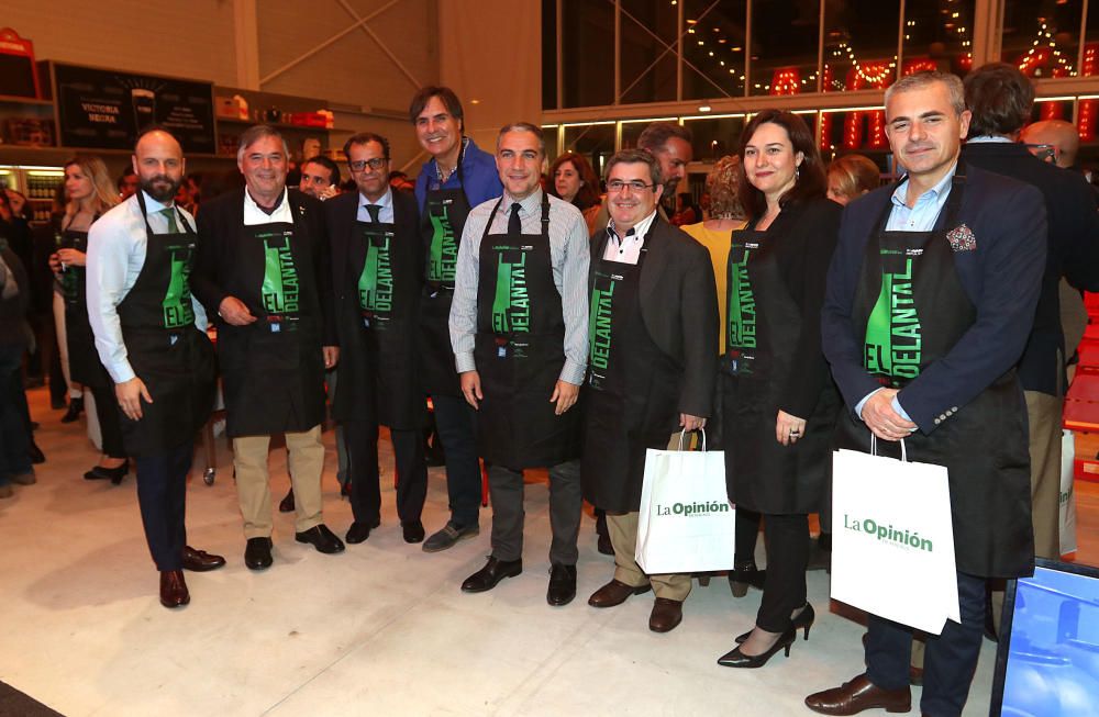 Empresarios, chefs, agentes del sector y de la industria agroalimentaria y representantes políticos acuden a la sede de Cerveza Victoria para la presentación de la nueva publicación gastronómica