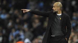 Pep Guardiola, con el lazo amarillo en el partido del Manchester City contra el Basilea.