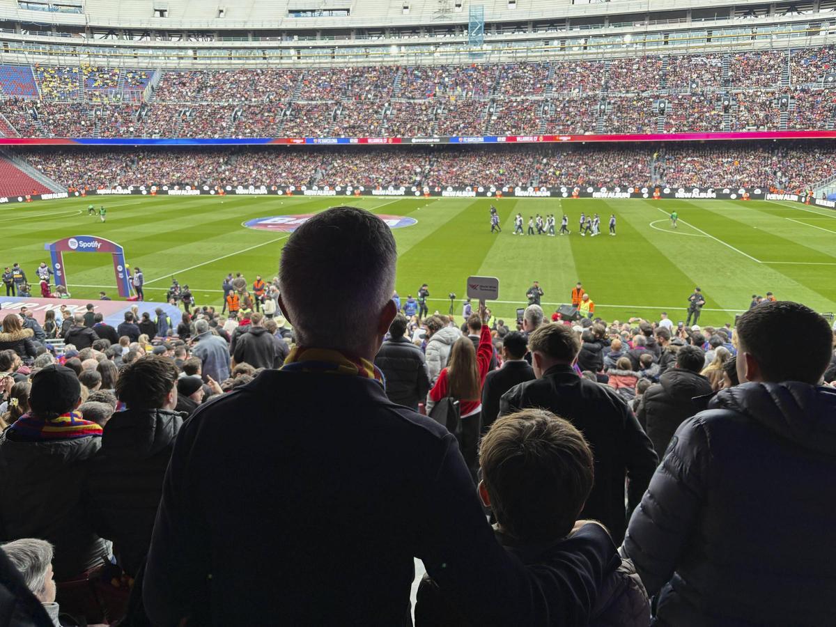 Víctor Font y su hijo, en sus butacas en el Spotify Camp Nou