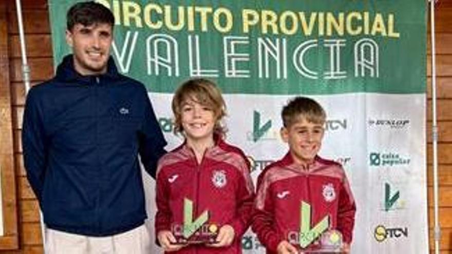 Samuel y Manuel, del Club de Camp Bixquert, con el trofeo de campeón y subcampeón del Circuito Provincial de Tenis.