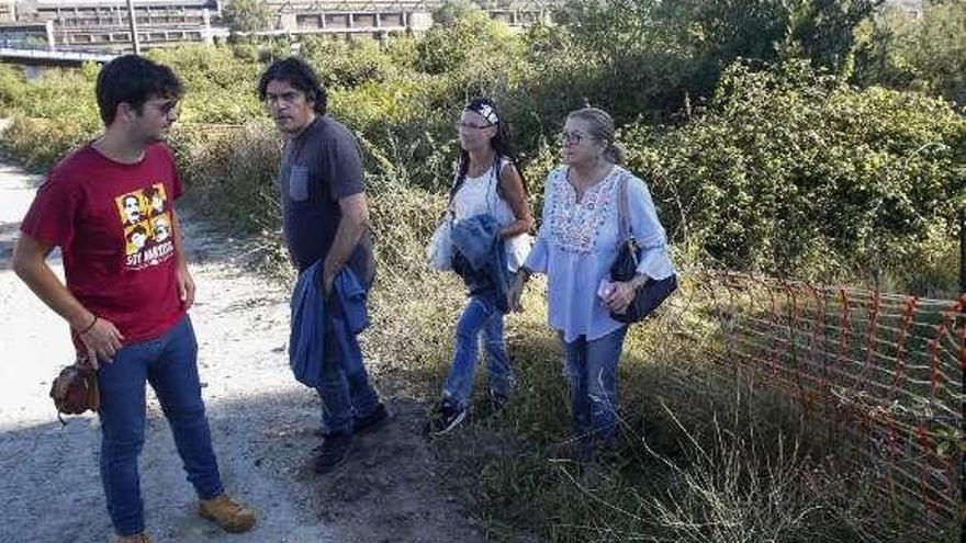 Por la izquierda, Rodrigo Muñiz (IU), David Salcines (Somos), Covadonga Barroso (Ganemos) y Carmen Conde (IU), en la zona de La Pinera.