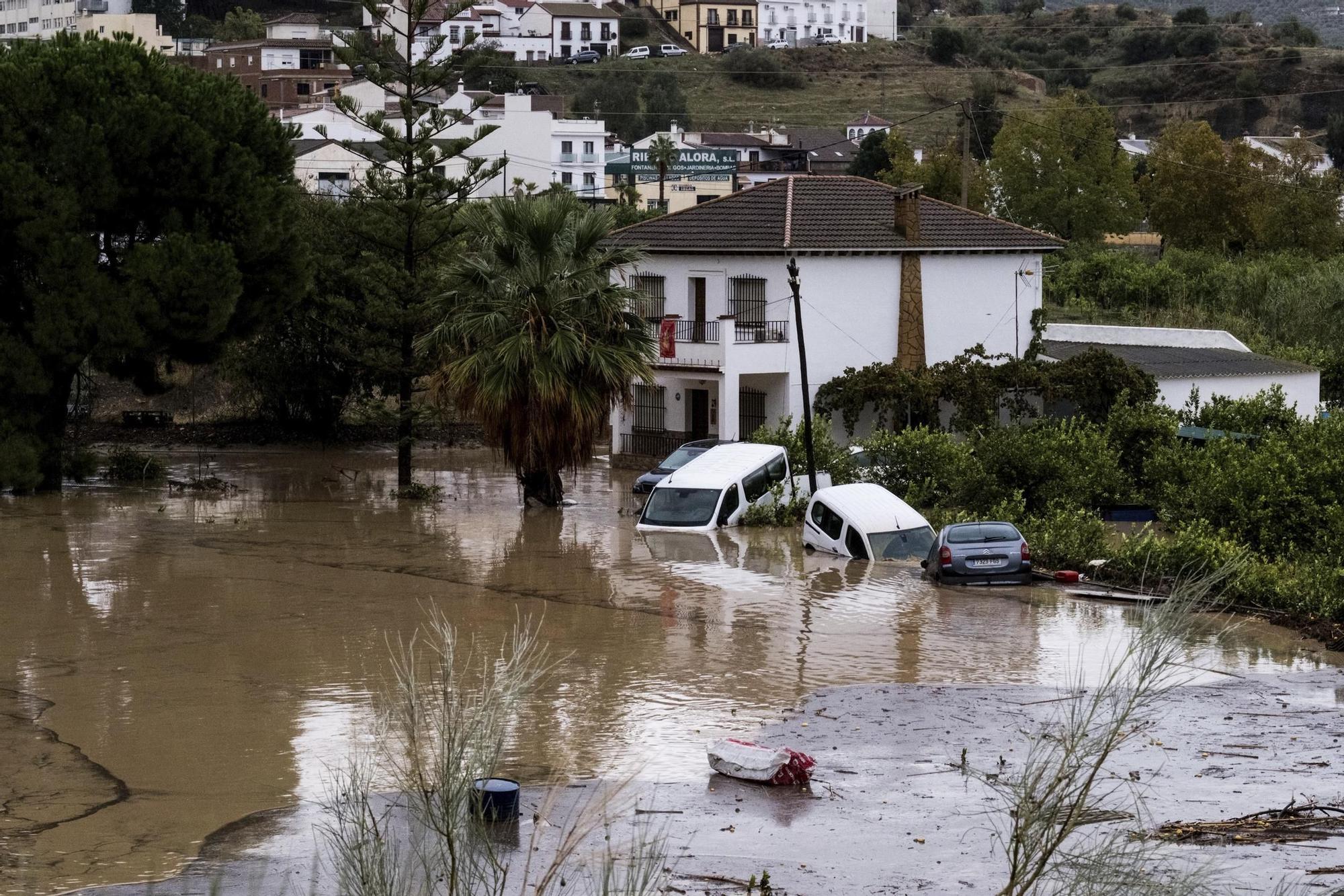 Cars are being swept away by the water, after floods preceded by heavy rains caused the river to overflow its banks in the town of Alora, Malaga, Tuesday, Oct. 29, 2024. (AP Photo/Gregorio Marrero) Associated Press / LaPresse Only italy and Spain. EDITORIAL USE ONLY/ONLY ITALY AND SPAIN