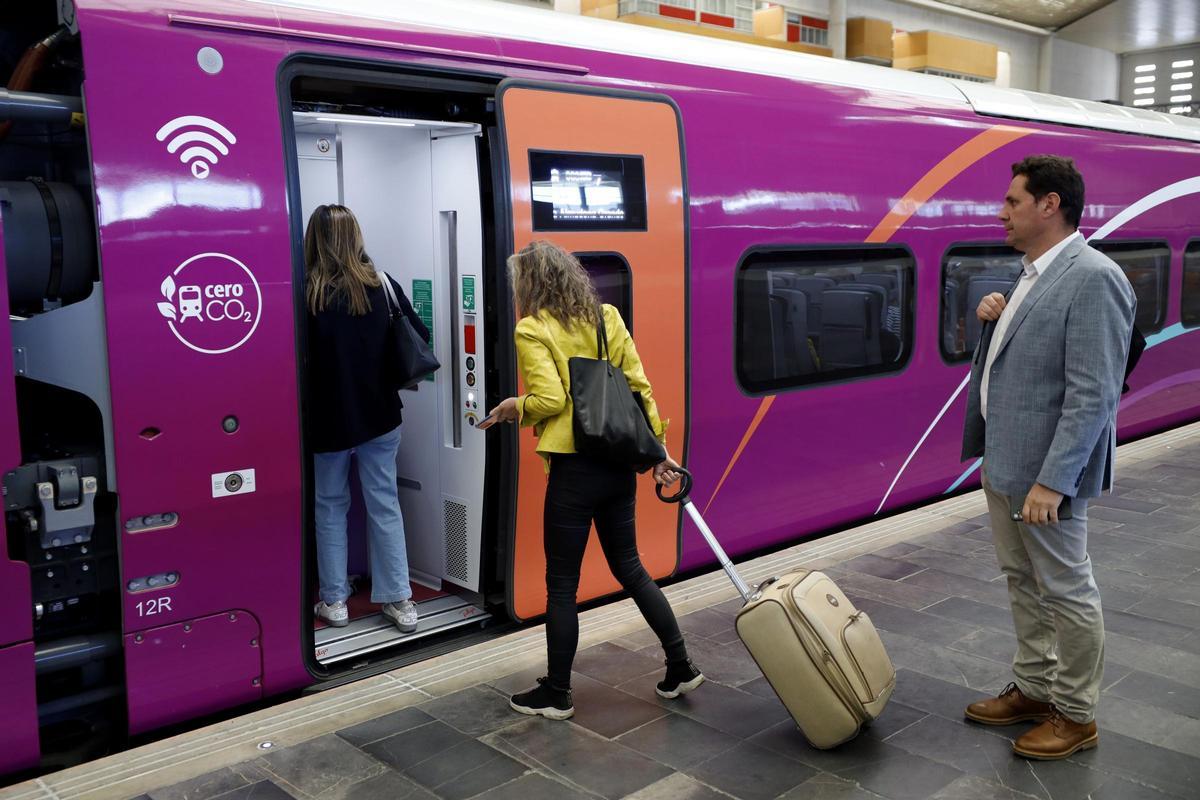 Imagen de archivo de varios pasajeros entrando a un tren, en la estación Delicias de Zaragoza.