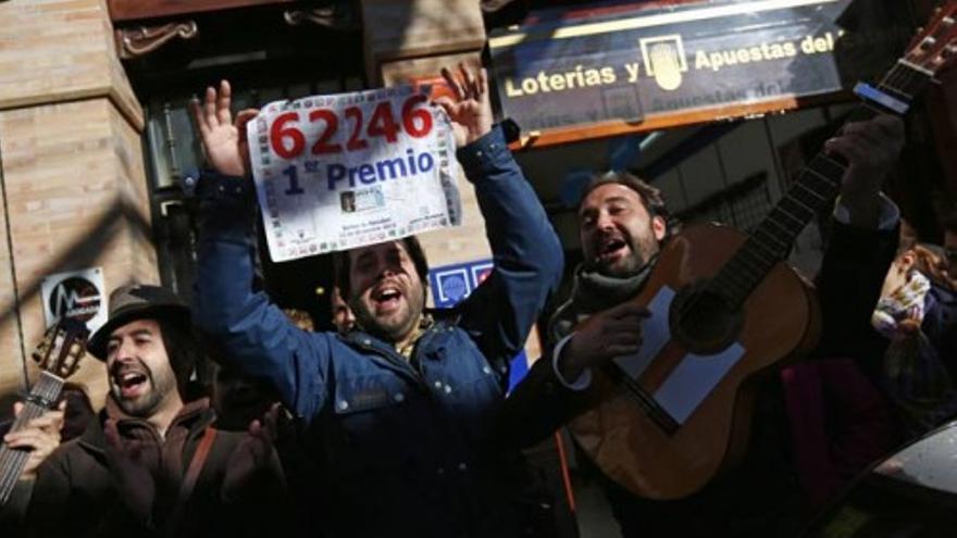 Sanlúcar la Mayor celebra el Gordo cantando