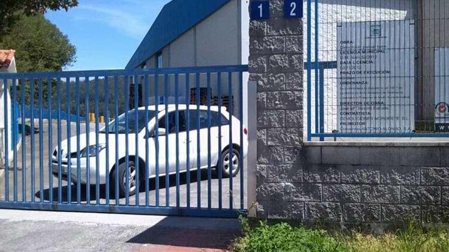 Un trabajador sale, ayer, de la planta Conservas Alonso en el polígono de Castiñeiras, en Bueu. //G.N.