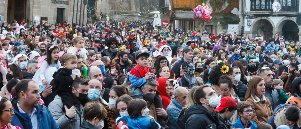 El éxito del Descenso de Galiana se suma a la multitudinaria Disco Antroxu familiar