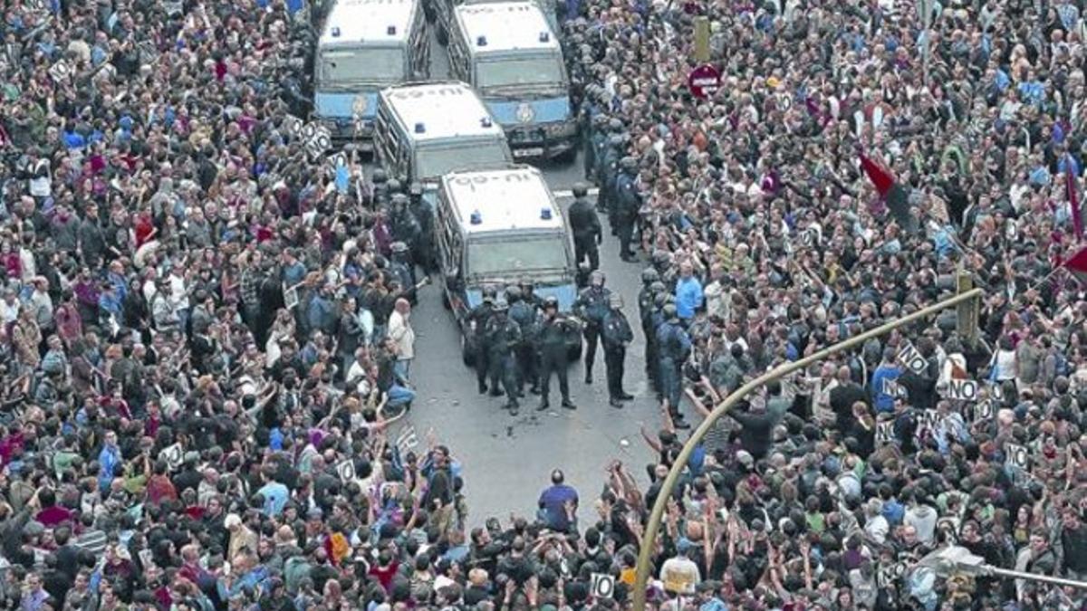 Los manifestantes rodean a la policía en una protesta en Madrid, en el 2012.