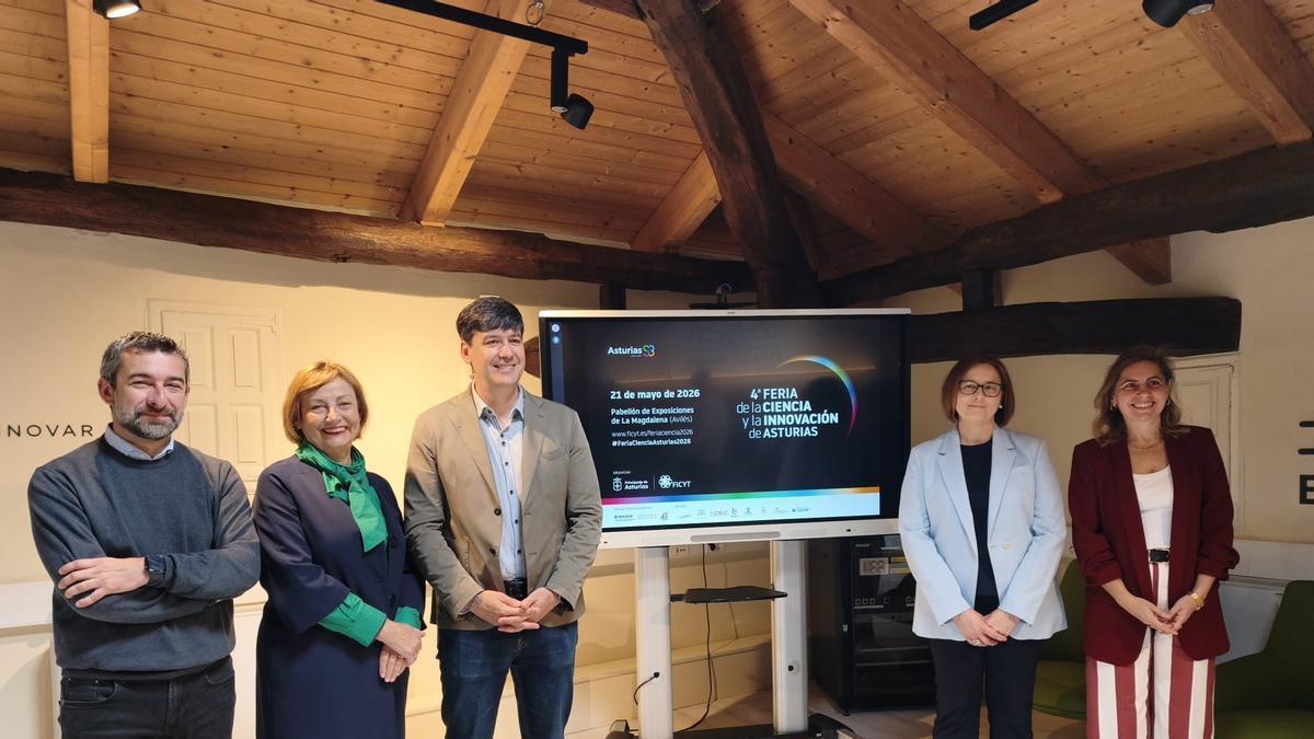 El concejal de Promoción Económica del Ayuntamiento de Avilés, Manuel Campa; la alcaldesa de Avilés, Mariví Monteserín; el consejero de Ciencia, Industria y Empleo, Borja Sánchez; la directora de Ficyt, Mercedes Díaz y Cristina Fanjul, directora del Centro Europeo de Empresas de Innovación.