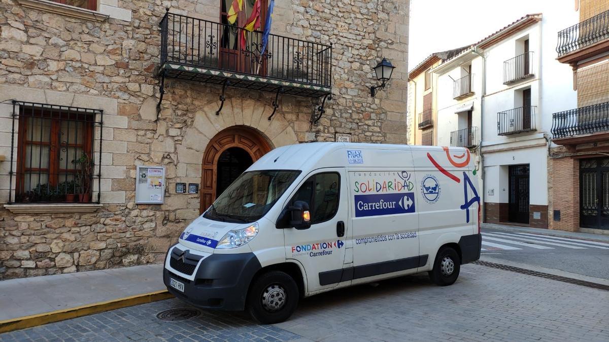 Reparto de comida en un pueblo del interior de Castellón.