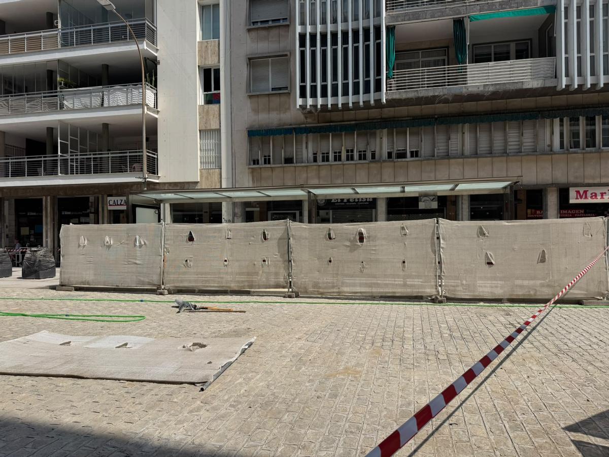 Obras de montaje de una nueva parada del tranvibús en la calle Imagen, junto a las Setas