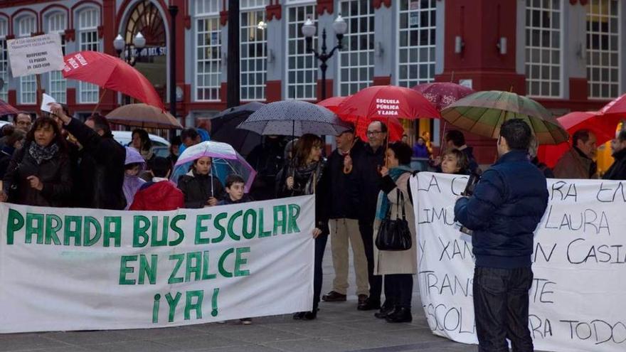 Un momento de la manifestación en defensa del transporte escolar.