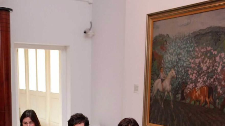 Ana Gago, Eva Fernández, Ana Montserrat López, María Jesús Llorente y Lucía Peláez, en el Museo Nicanor Piñole.