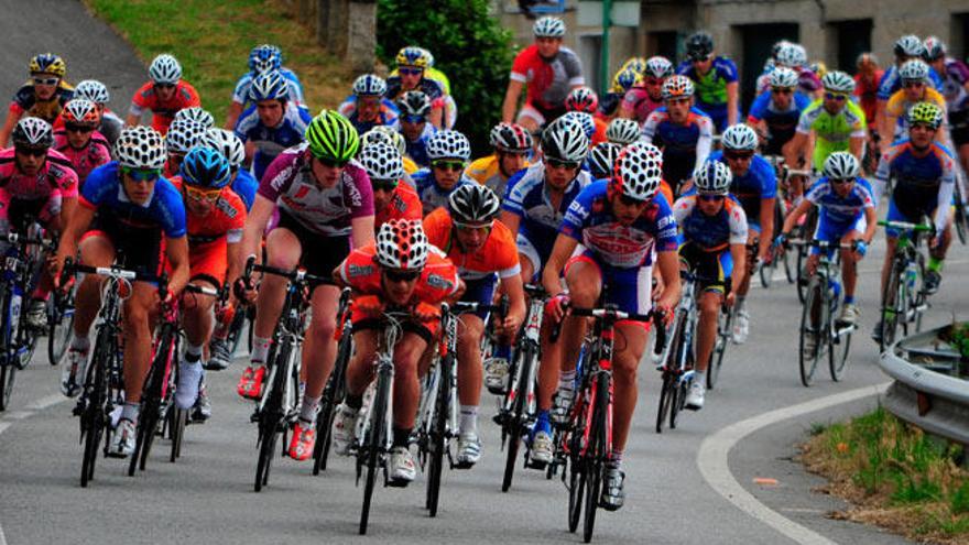 Participantes en una ruta ciclista. / IÑAKI ABELLA