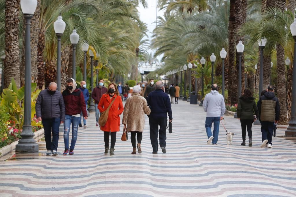 Ambiente del día del padre en la playa de San Juan y en el Postiguet