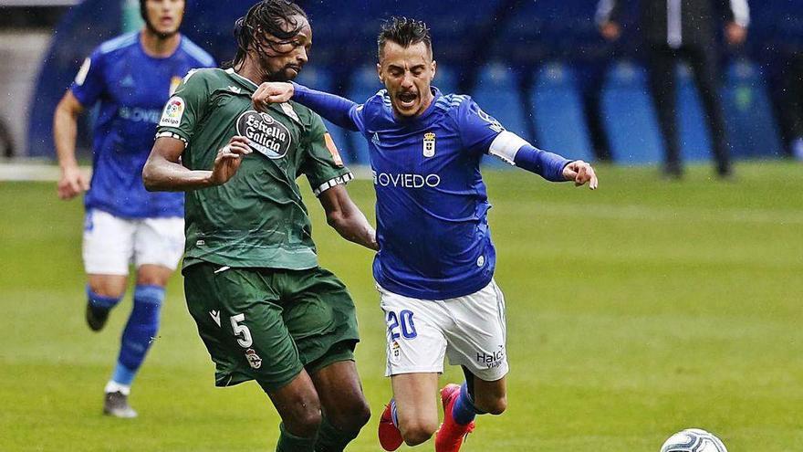 Abdoulaye Ba derriba a Sergio Tejera anteayer en Oviedo.