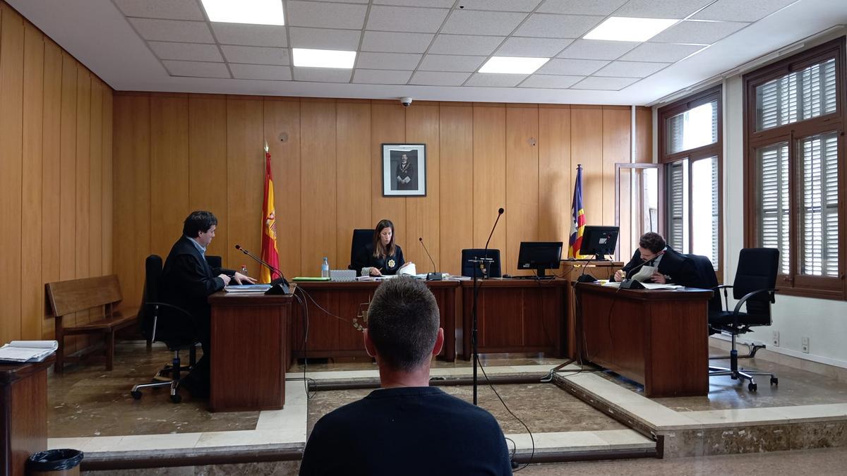 El acusado, ayer en el juicio.