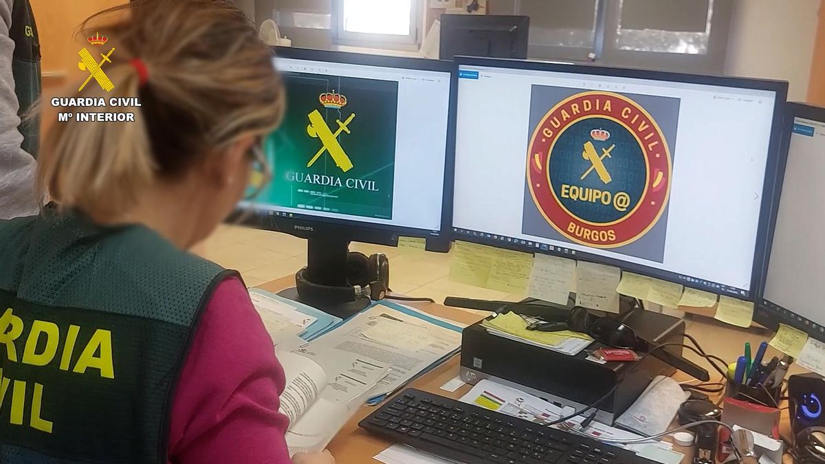 Una agent de la Guàrdia Civil treballant, en una foto d'arxiu.