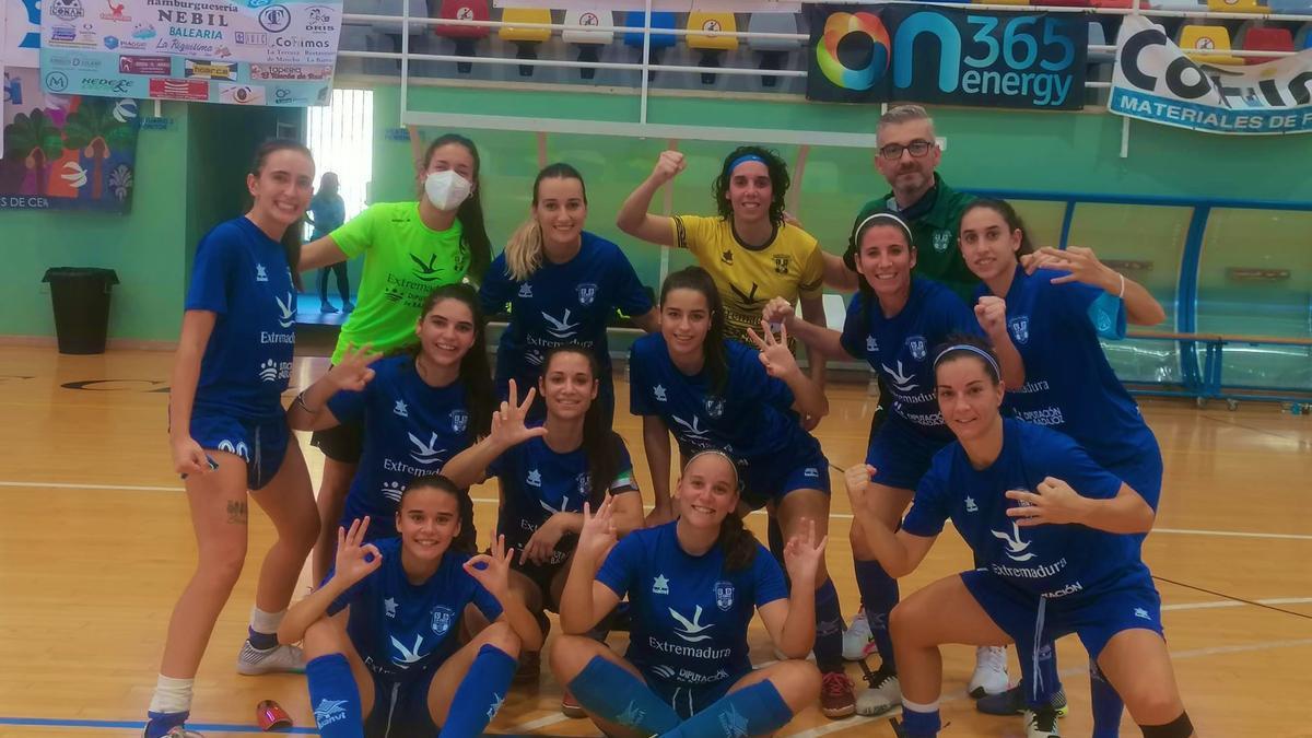 Las chicas de La Cruz-San José, con su entrenador, Abel Carretero, tras el triunfo.