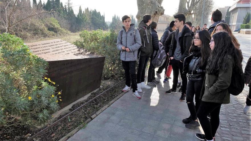 Un grup d&#039;estudiants, el curs passat, al monument dedicat als exiliats.