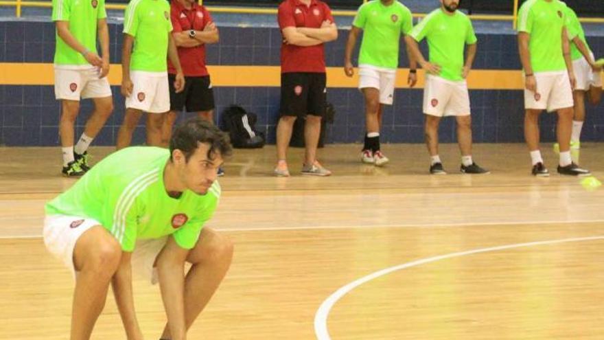 Imagen de un entrenamiento del FS Zamora sobre la nueva superficie del Ángel Nieto.