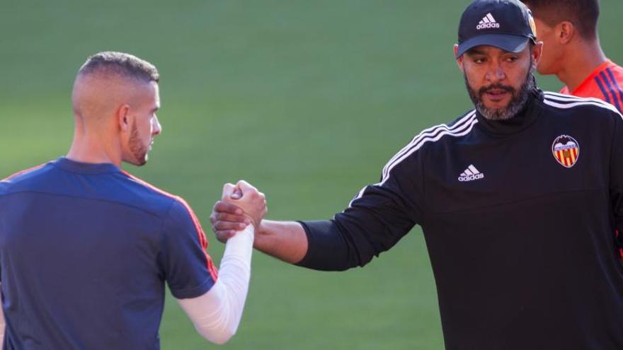 Nuno saluda a Jaume al inicio del entrenamiento de hoy. Foto: Fernando Bustamante