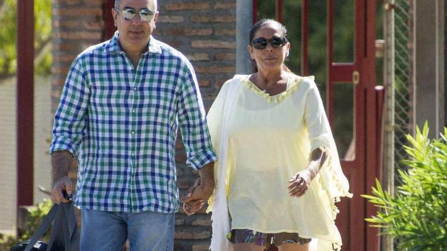 Isabel Pantoja con su hermano Agustín a la salida de la cárcel en el último permiso.