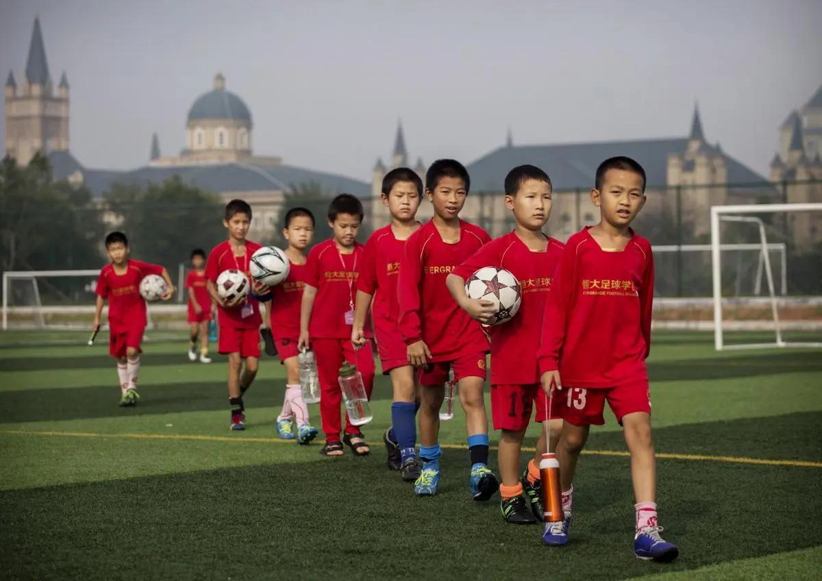 Un grupo de niños chinos en una escuela de fútbol en la provincia de Cantón.