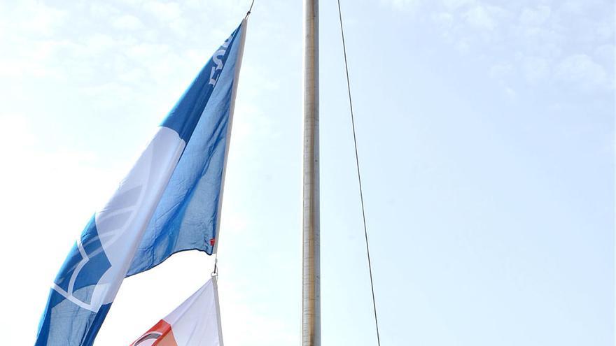 La alcaldesa, Carmen Hernánez, iza la bandera en la playa de La Garita