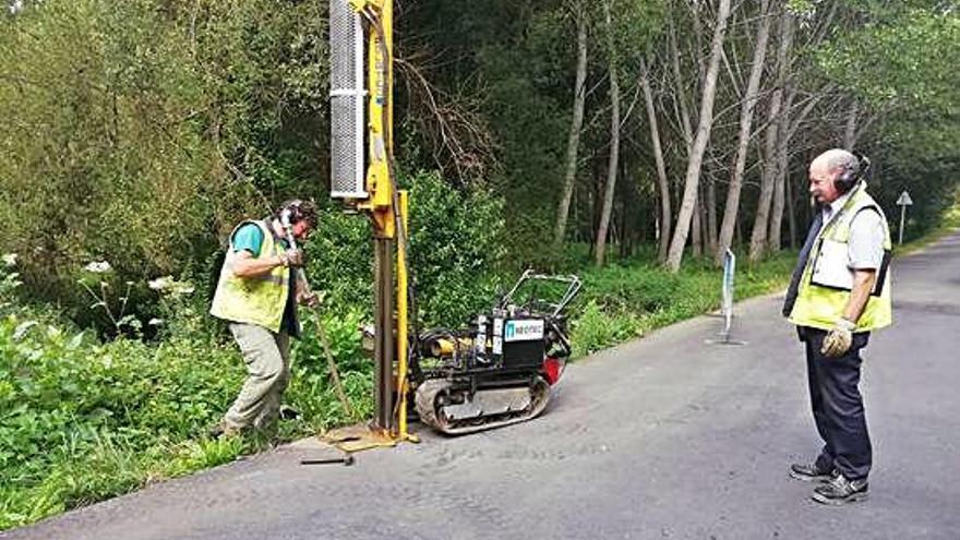 Trabajos para realizar el estudio geotécnico en la vía sobre el río Brexa.