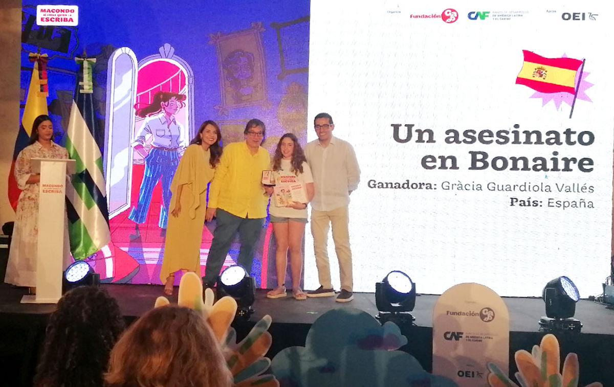 Momento en el que la joven Gràcia Guardiola recogía el premio.