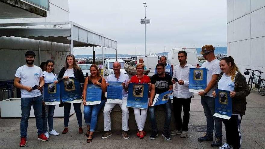 Representantes de los concellos y asociación organizadora en la presentación en Bueu. // FdV