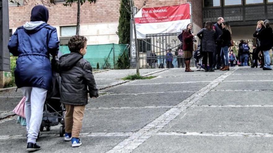 Momento de la entrada de los alumnos al colegio Romeral, que ha registrado una menor asistencia