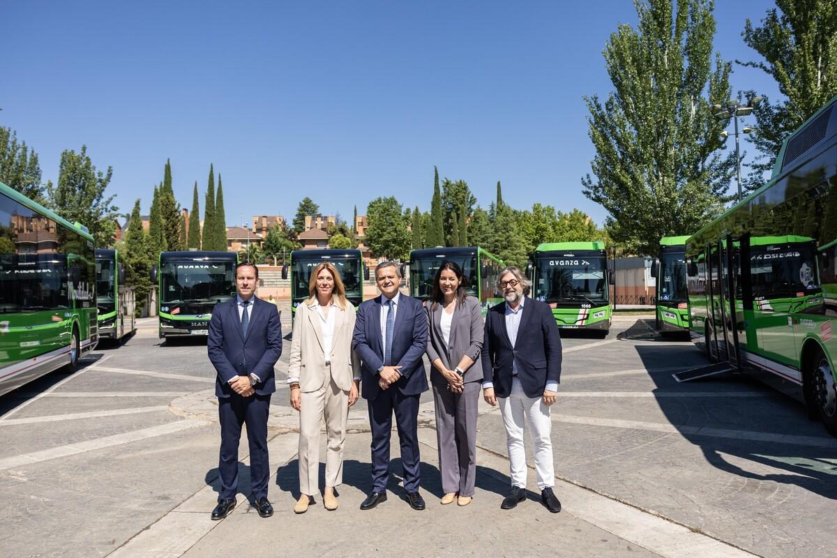 La alcaldesa de Pozuelo, Paloma Tejero, y el consejero de Vivienda, Transportes e Infraestructuras, Jorge Rodrigo, presentan los nuevos autobuses de Pozuelo de Alarcón.