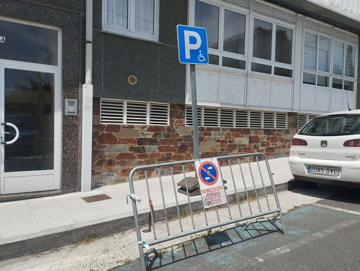 Una valla impide el estacionamiento en una plaza señalizada como de movilidad reducida aún pendiente de acondicionar