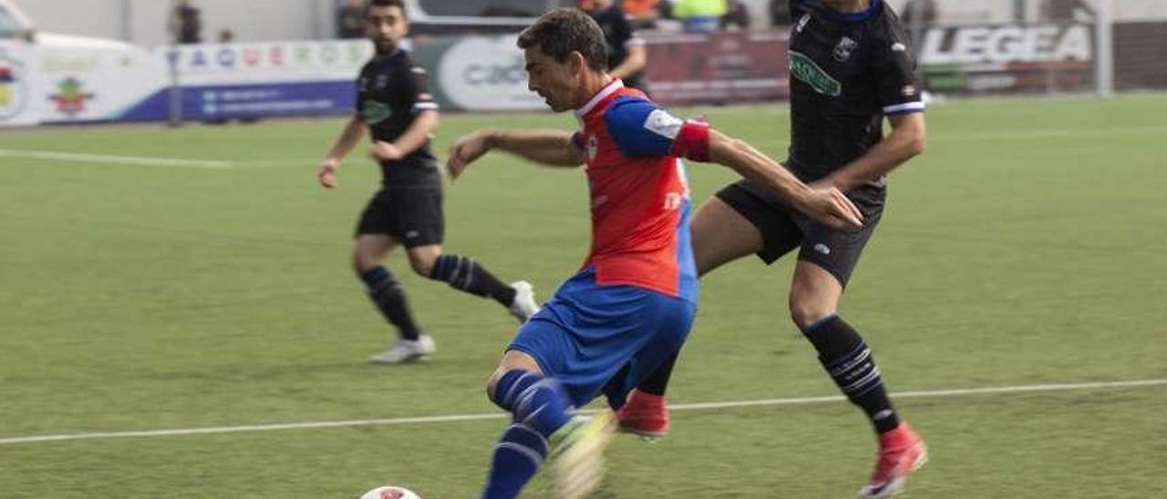 Calvillo despeja un balón en el choque ante la Cultural de Durango.