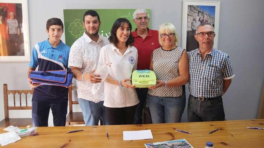 Miembros de la Asociación de Vecinos de San Breixo Seixalvo reciben el desfibrilador. // Iñaki Osorio