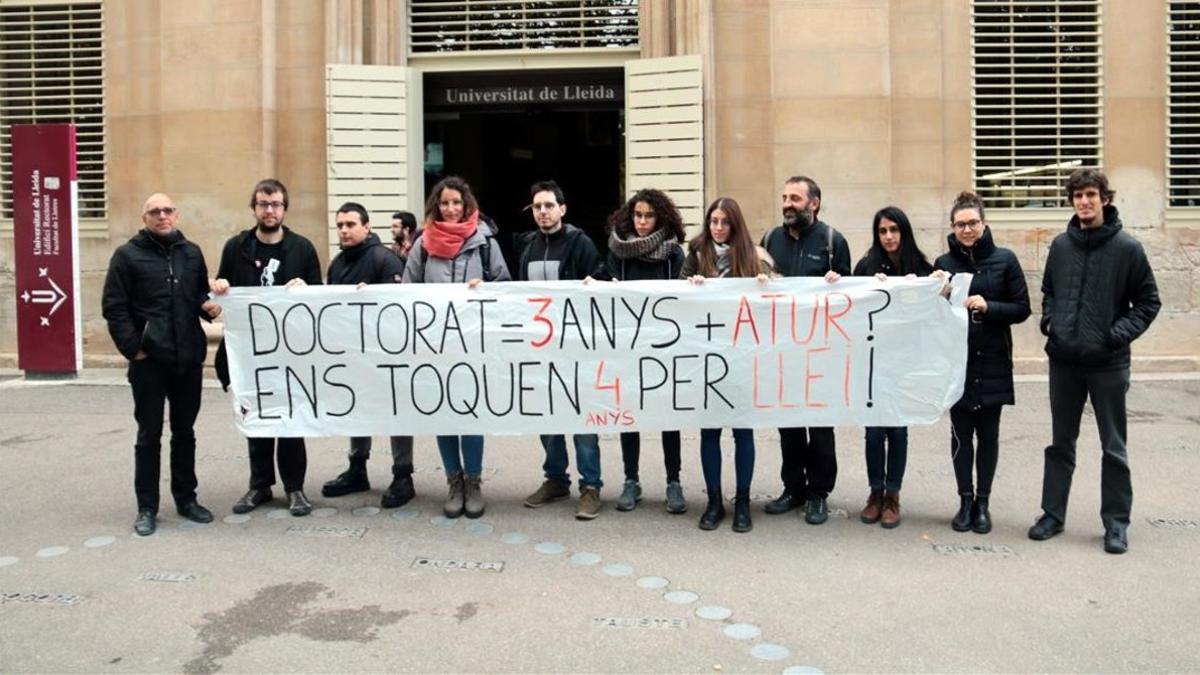 Algunos doctorandos de la UDL protestan contra el programa formativo.