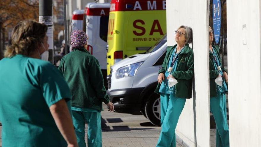 Trabajadoras del Hospital de la Fe de València durante el pico de contagios en enero. | M.A.MONTESINOS