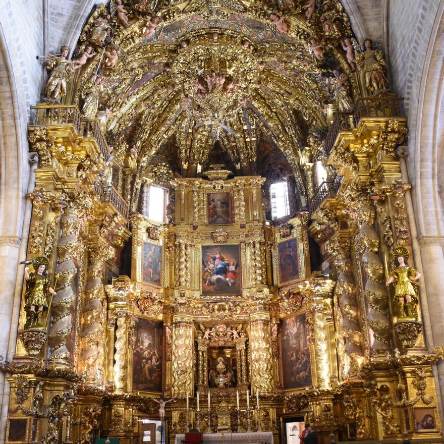 Imagen del interior de la Iglesia Arciprestal de Morella: el altar