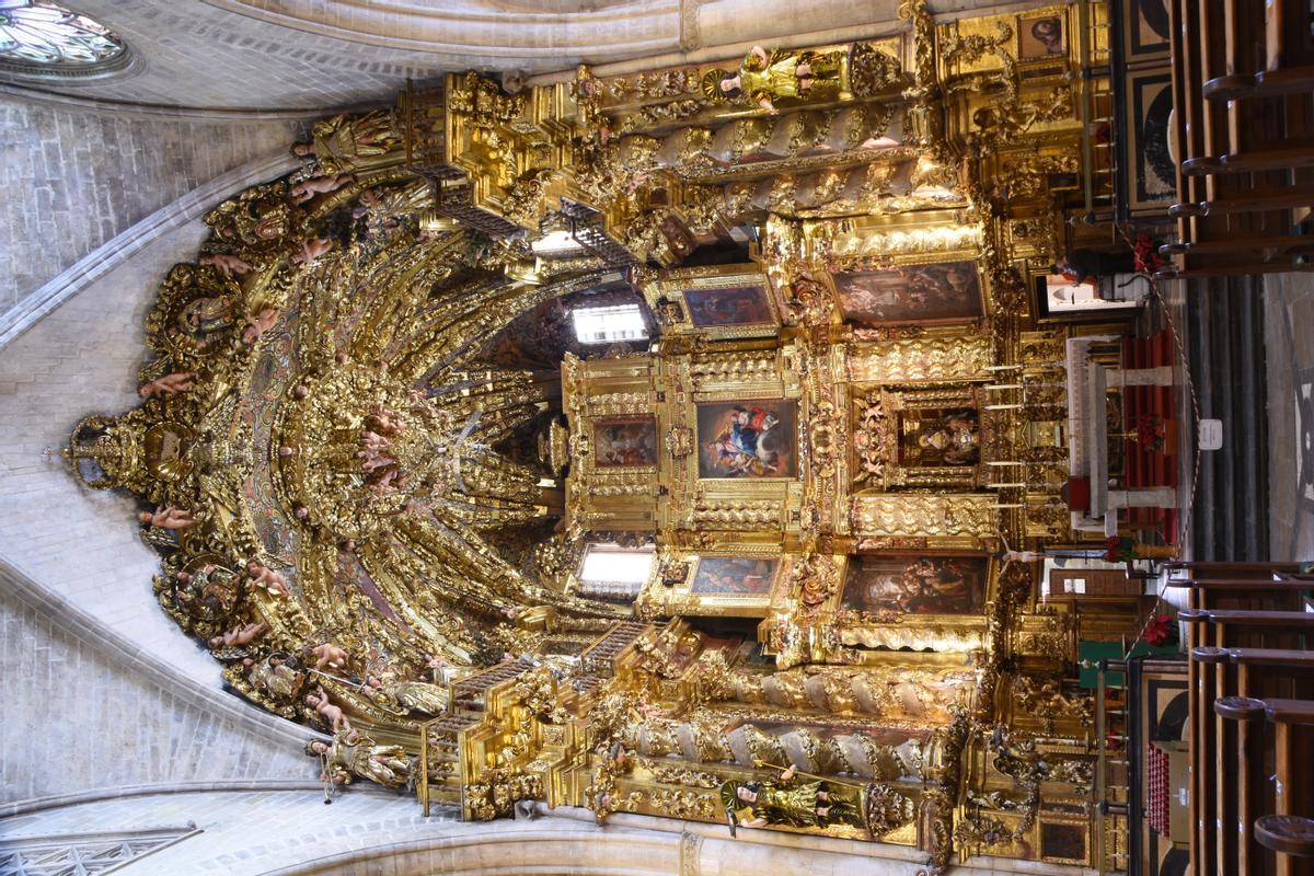 Imagen del interior de la Iglesia Arciprestal de Morella: el altar
