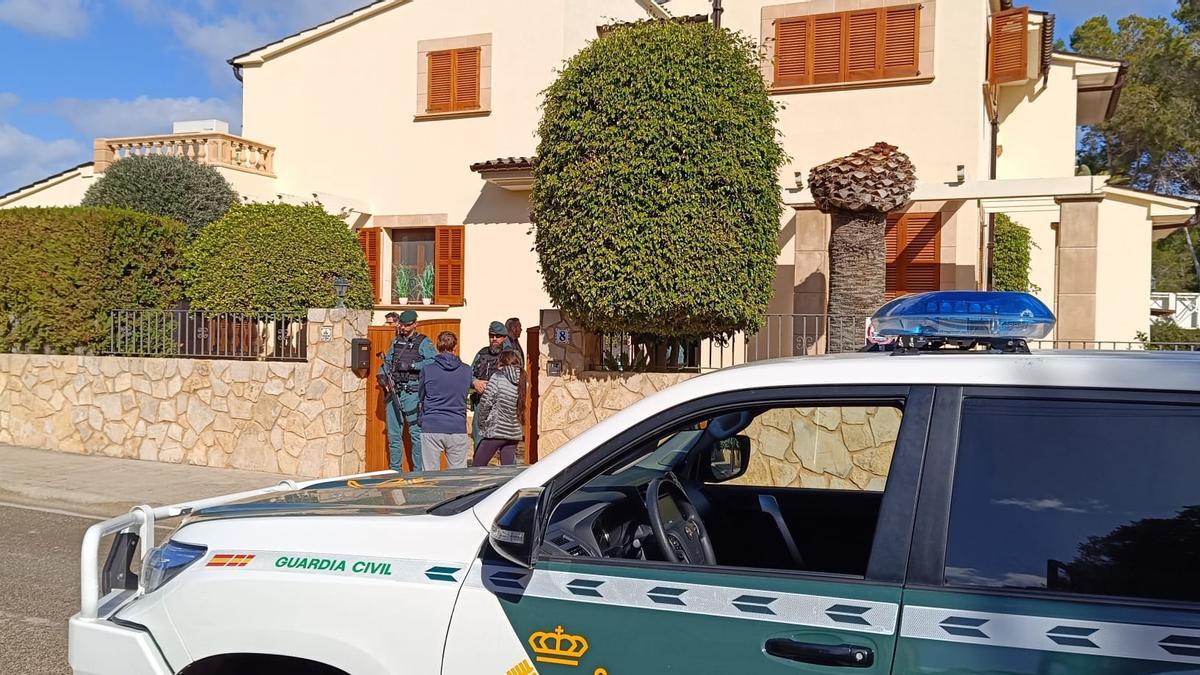 Beamte der Guardia Civil bei einer Hausdurchsuchung in Cala Ratjada am 23.2.2024.