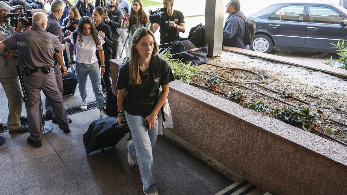 Eva Navarro y Oihane Hernández llegan al Hotel Tryp Alameda de Barajas (Madrid)