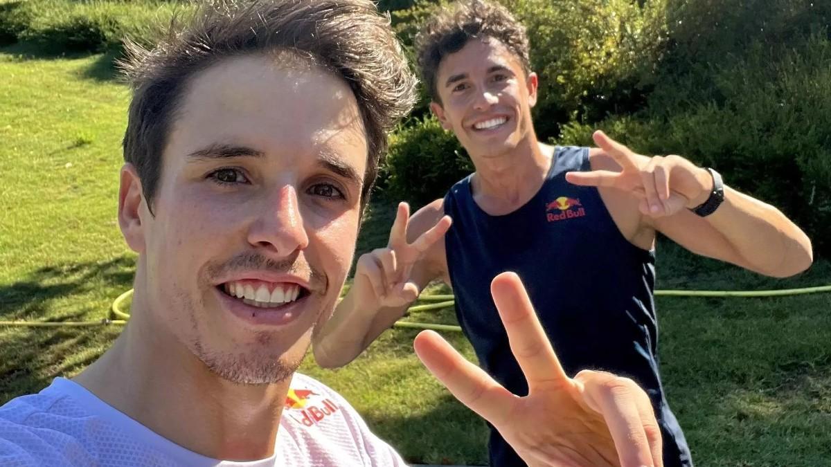Àlex y Marc Márquez bromean tras un entrenamiento en su casa de Pozuelo de Alarcón