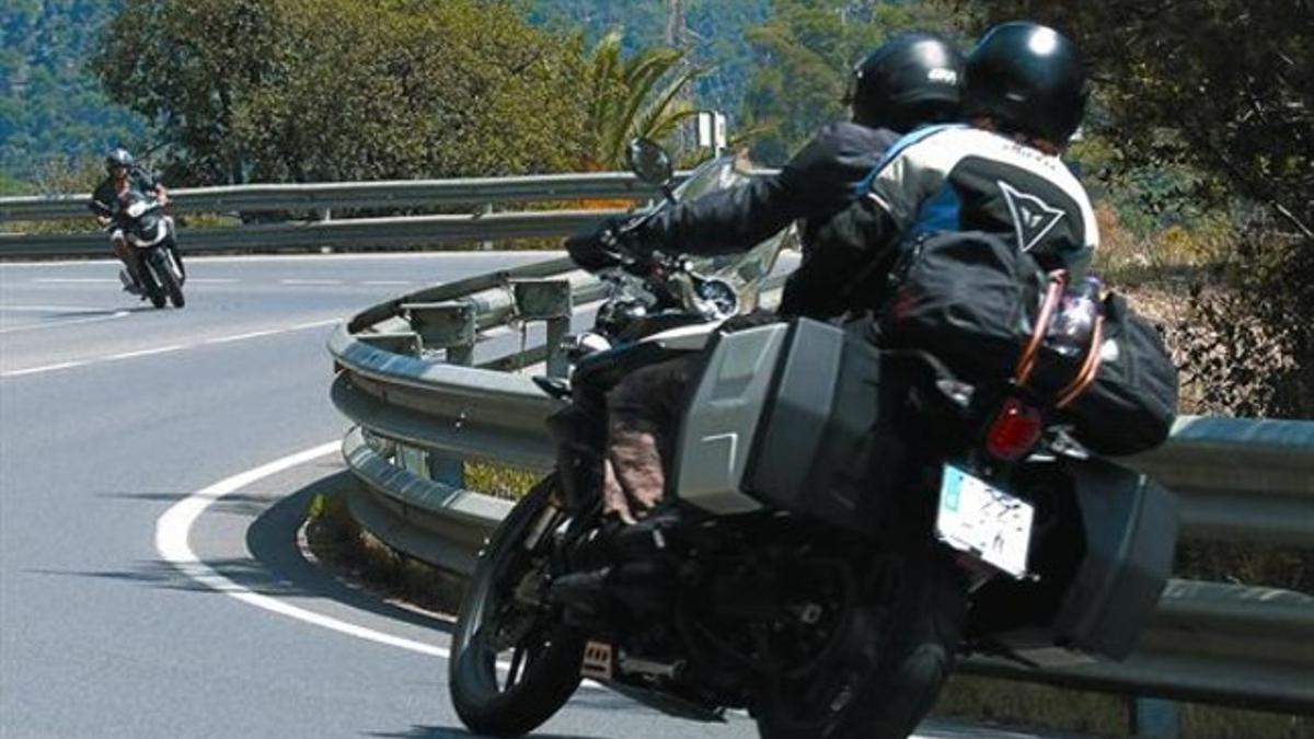 Motoristas en la carretera de Tossa a Lloret de Mar.